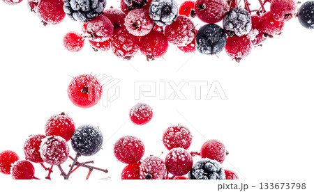 氷の結晶に包まれた浮遊ベリーの静かな冬のテクスチャ 133673798