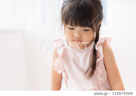 3歳の女の子　不機嫌 133674509