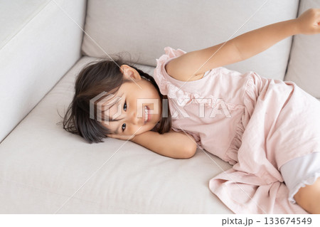 3歳の女の子 133674549