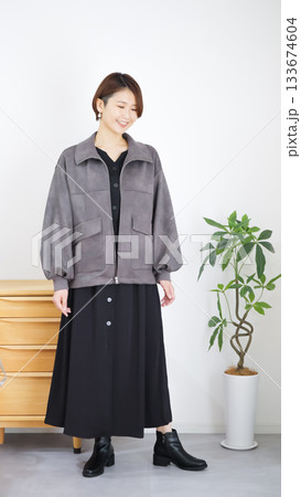 女性の秋冬ファッションコーディネート全身（縦向き） 133674604