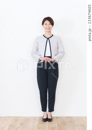 セレモニースーツを着た女性 133674605