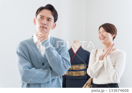 着物をおねだりして浪費する妻と困る夫 133674608