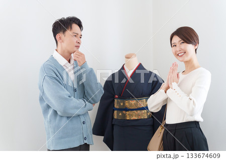 着物をおねだりして浪費する妻と困る夫 着物をおねだりして浪費する妻と困る夫 133674609