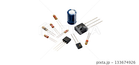 電子回路パーツが整然と配置された白背景トップビュー 電子回路パーツが整然と配置された白背景トップビュー 133674926