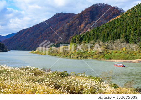最上川　晩秋の絶景舟下り　山形県 133675089
