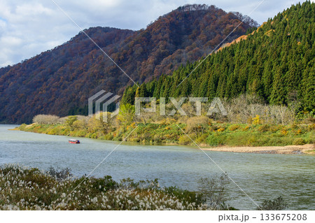 秋の絶景 最上川の舟下り 山形県 秋の絶景 最上川の舟下り 山形県 133675208
