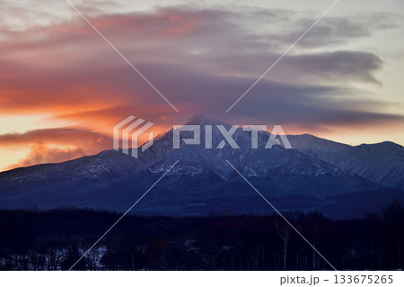 斜里岳の夜明け 133675265