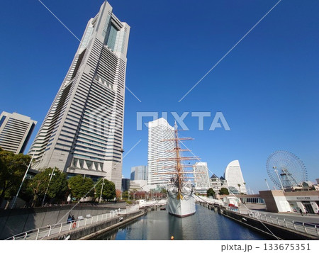 秋の青空とみなとみらいの風景 秋の青空とみなとみらいの風景 133675351