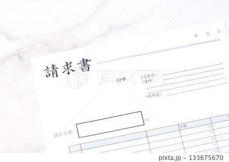 請求書 - 取引先へ宛てて請求書を準備する。ビジネスシーンのイメージ.取引先へ宛てて、請求書を書く 請求書 - 取引先へ宛てて請求書を準備する。ビジネスシーンのイメージ.取引先へ宛てて、請求書を書く 133675670