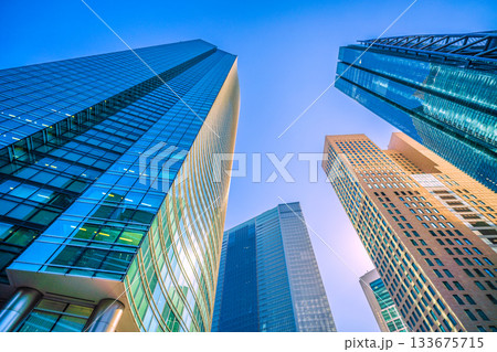 日本の東京都市景観新時代へ、希望の光…汐留のビジネス街などを望む。 133675715