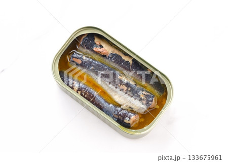 オイルサーディン - 新鮮なイワシをオリーブオイルに漬けたオイルサーディンの缶詰 オイルサーディン - 新鮮なイワシをオリーブオイルに漬けたオイルサーディンの缶詰 133675961
