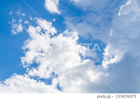 晩夏の空　午後の澄んだ青空と雲29 133676075