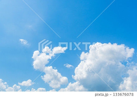晩夏の空　午後の澄んだ青空と雲33 133676078
