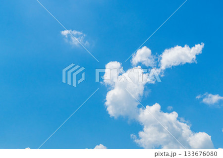 晩夏の空　午後の澄んだ青空と雲35 133676080