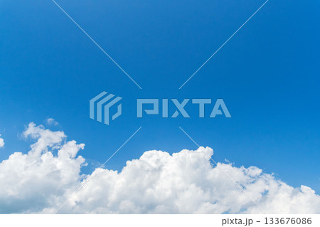 晩夏の空　午後の澄んだ青空と雲41 133676086