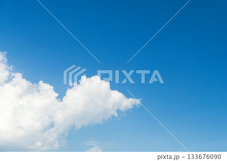 晩夏の空　午後の澄んだ青空と雲45 133676090