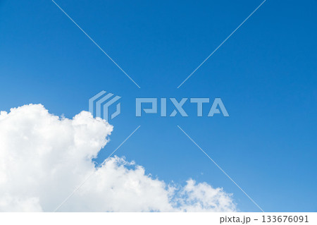 晩夏の空　午後の澄んだ青空と雲46 133676091