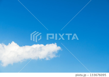 晩夏の空　午後の澄んだ青空と雲50 133676095