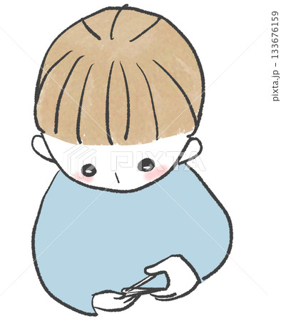 爪を切る男の子 爪を切る男の子 133676159