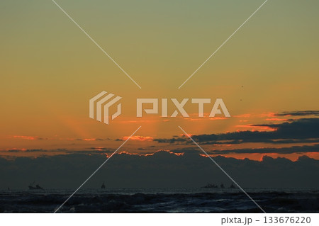 朝焼けの海に浮かぶ雲 133676220