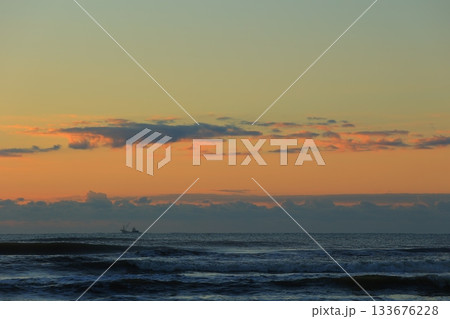朝焼けの海に浮かぶ雲 朝焼けの海に浮かぶ雲 133676228