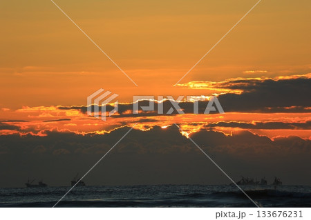 朝焼けの海に浮かぶ雲 朝焼けの海に浮かぶ雲 133676231