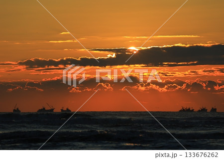 朝焼けの海に浮かぶ雲 朝焼けの海に浮かぶ雲 133676262