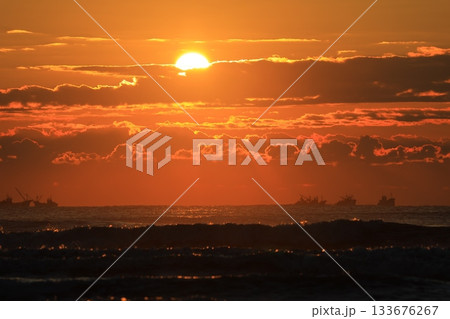 朝焼けの海に浮かぶ雲 133676267