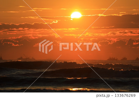 朝焼けの海に浮かぶ雲 133676269
