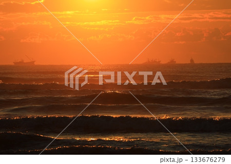 朝焼けの海に浮かぶ雲 朝焼けの海に浮かぶ雲 133676279