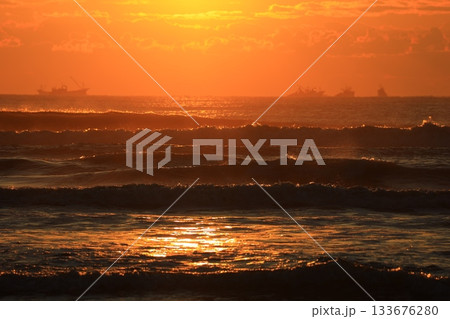 朝焼けの海に浮かぶ雲 133676280