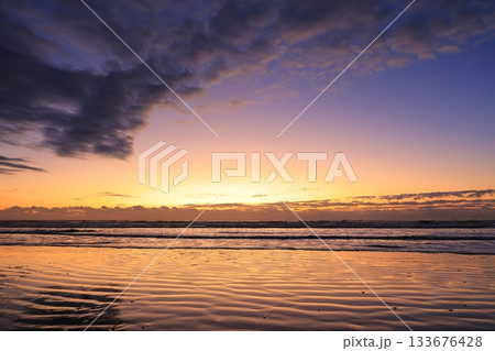 美しい海岸の朝焼け 133676428