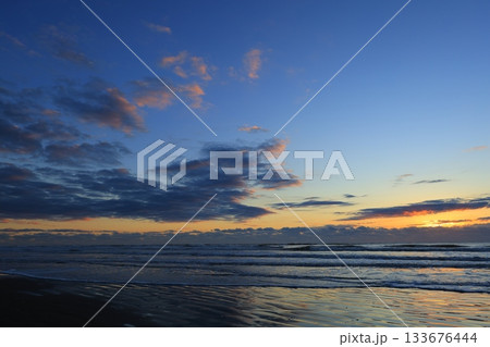 美しい海岸の朝焼け 美しい海岸の朝焼け 133676444
