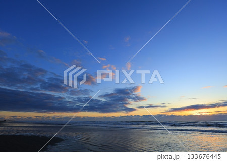 美しい海岸の朝焼け 美しい海岸の朝焼け 133676445