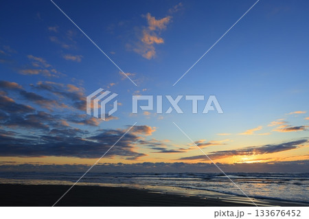 美しい海岸の朝焼け 133676452