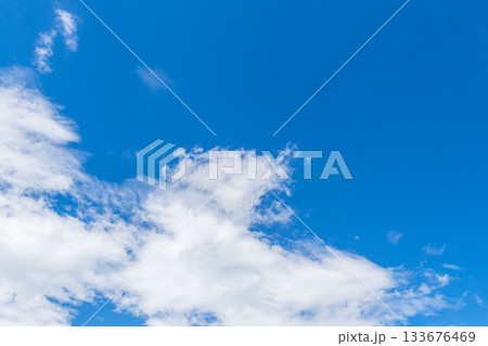 晩夏の空　午後の澄んだ青空と雲24 133676469
