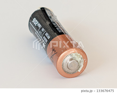 液漏れしているアルカリ乾電池 液漏れしているアルカリ乾電池 133676475