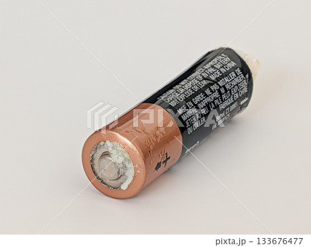 液漏れしているアルカリ乾電池 133676477