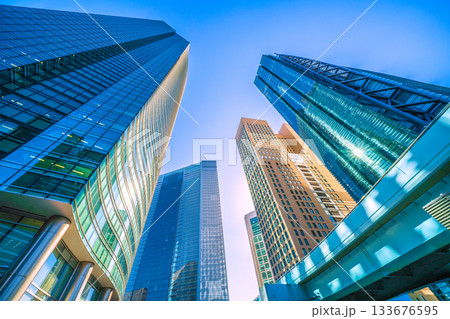 日本の東京都市景観煌めく明日へ、希望の光…汐留のビジネス街などを望む。 133676595