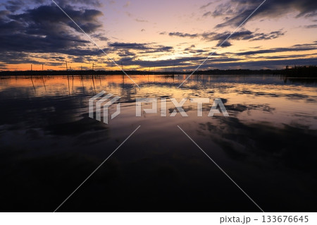水面に映る朝日 133676645