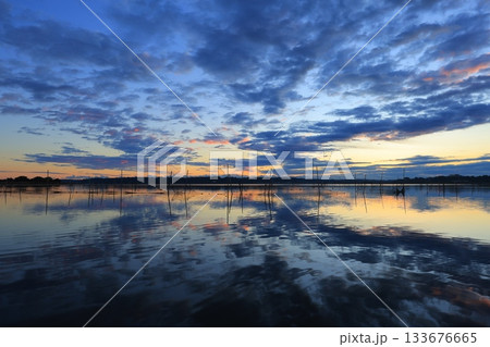 水面に映る朝日 133676665