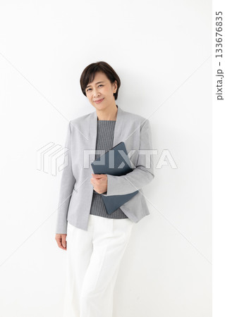 パソコンを持ったビジネスウーマン 133676835