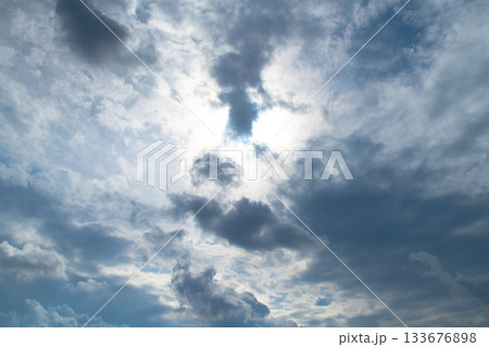 雲の多い空 雲の多い空 133676898