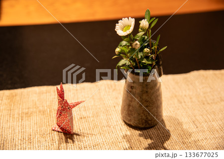 花瓶に添えられた花と兎の折り紙のイメージ 133677025