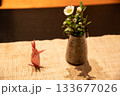 花瓶に添えられた花と兎の折り紙のイメージ 133677026