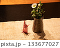 花瓶に添えられた花と兎の折り紙のイメージ 133677027