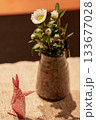 花瓶に添えられた花と兎の折り紙のイメージ 133677028