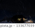 長野県　志賀高原　横手山山頂の星が輝く夜空と山小屋 133677039