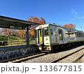 単線待ち合わせ中の飯山線列車（11月 長野県飯山市 戸狩野沢温泉駅） 133677815