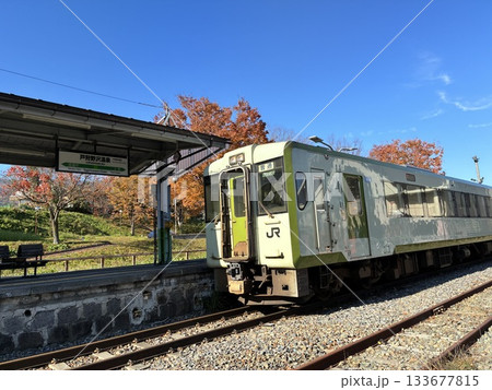 単線待ち合わせ中の飯山線列車（11月 長野県飯山市 戸狩野沢温泉駅） 133677815